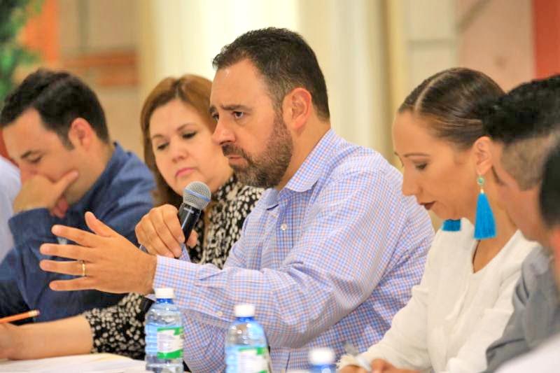 El gobernador del estado durante su reunión con los alcaldes n foto: la jornada zacatecas