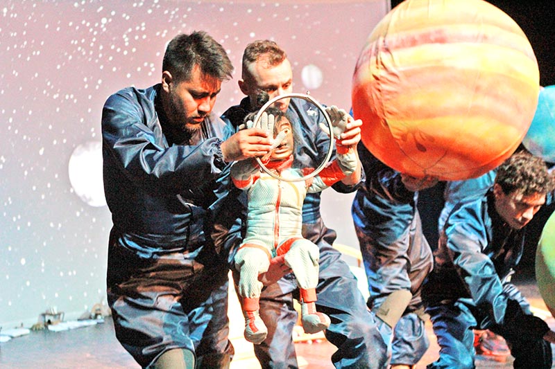 La puesta en escena narra la historia de dos astronautas mexicanos perdidos en el espacio n foto: rafael de santiago