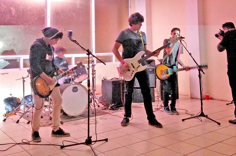 Segundo Lugar, con su autodescripción de “nacidos para segundear”, brindó varias piezas al estilo punk rock n foto: araceli rodarte