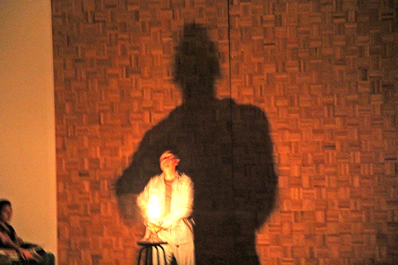 El Recitante, personaje de la obra, va narrando sus vicisitudes al interior de las cuatro paredes que limitan su soledad ■ FOTO: LA JORNADA ZACATECAS