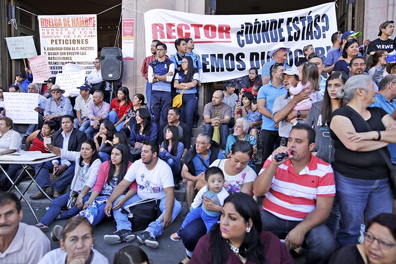 Un grupo de trabajadores de la UAZ rescindidos inició la huelga de hambre frente al Teatro Fernando Calderón; este domingo también comenzó el Festival del Folclor ■ FOTO: ANDRÉS SÁNCHEZ