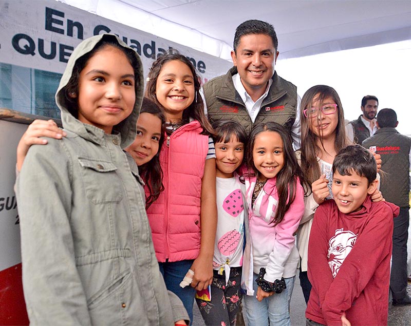 El alcalde Enrique Guadalupe Flores Mendoza encabezó reunión con vecinos n foto: la jornada zacatecas