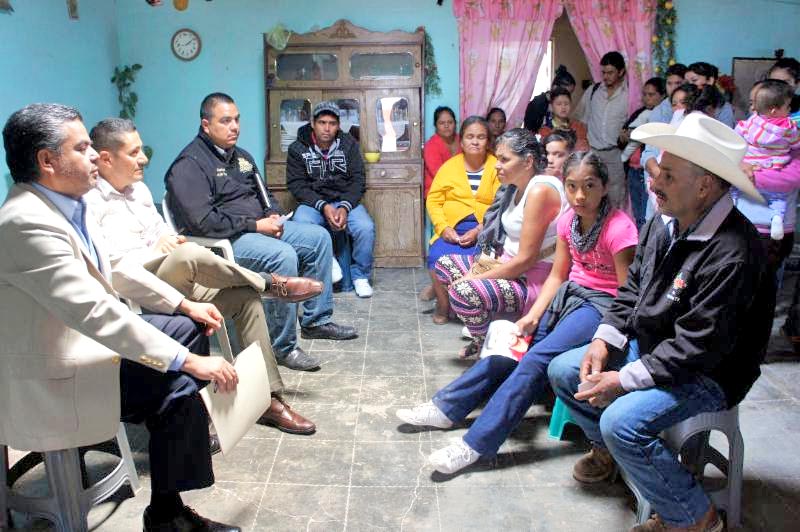Funcionarios se reunieron con familiares de jóvenes migrantes n foto: la jornada zacatecas