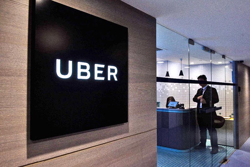 Uber brinda servicio de transporte a través de una plataforma digital
