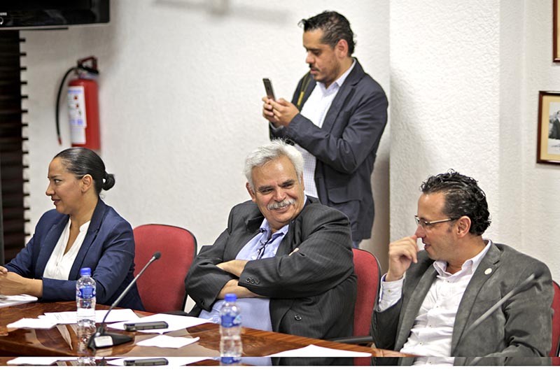Luis Medina Lizalde (al centro en la imagen), en recientes trabajos de la Comisión Permanente de la 62 Legislatura ■ FOTO: ANDRÉS SÁNCHEZ