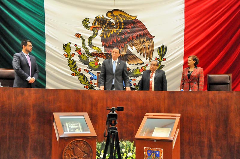 En el salón de plenos, Aquiles González Navarro recibió la Medalla al Mérito Jurídico “Tomás Torres Mercado” n foto: la jornada zacatecas