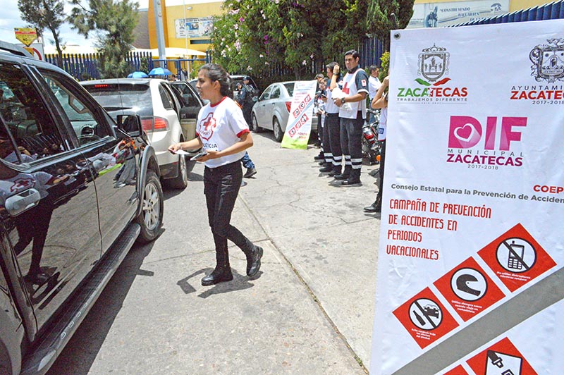 Llevan a cabo reparto de volantes informativos n foto: la jornada zacatecas