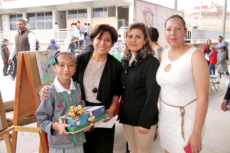 La alcaldesa premió a los participantes de la convocatoria ■ FOTO: LA JORNADA ZACATECAS