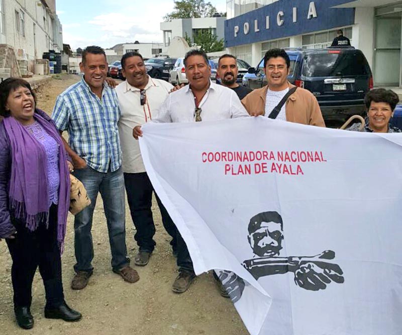 Felipe Pinedo Hernández, al salir de las instalaciones de la Policía Federal, donde lo esperaban integrantes del Frente Popular de Lucha de Zacatecas ■ FOTO: CORTESÍA