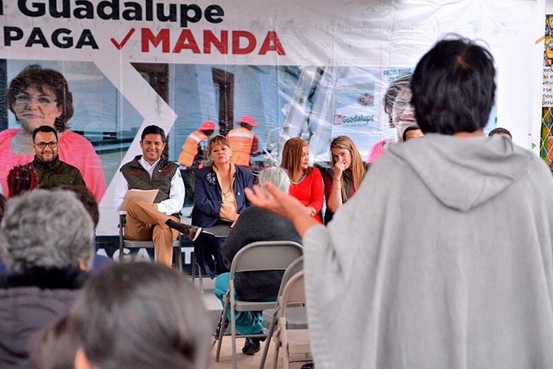 Enrique Guadalupe Flores Mendoza se reunió con habitantes de la colonia El Carmen n foto: la jornada zacatecas