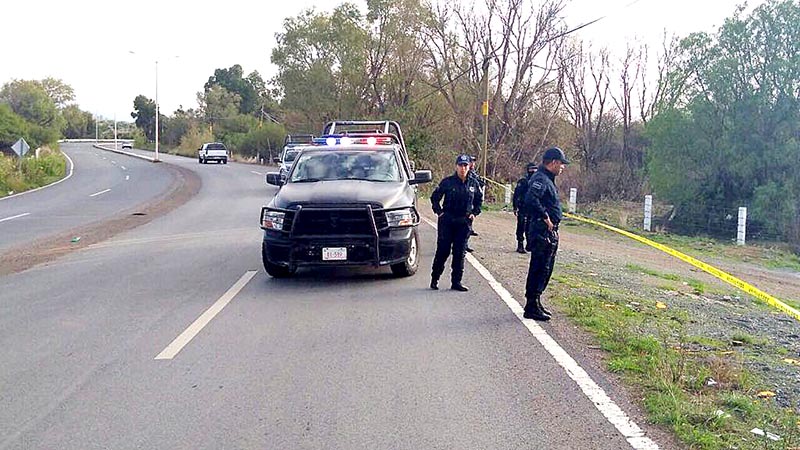 Agentes de la Metropol acordonaron escena de crimen en la carretera de San Ramón ■ FOTO: LA JORNADA ZACATECAS
