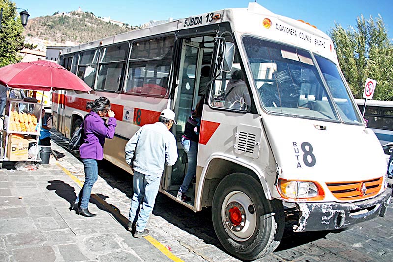La elección de un lugar para vivir en Zacatecas ocasiona gastos de entre 25 a 30 por ciento de los salarios en transporte, señaló el funcionario n foto: la jornada zacatecas