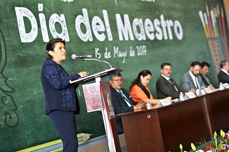 Gema Mercado Sánchez, titular de la Seduzac, durante la entrega de reconocimientos en el marco del Día del Maestro, en mayo pasado ■ FOTO: ANDRÉS SÁNCHEZ