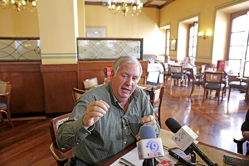 Álvaro González Muñoz, en representación del Frente Nacional de Productores y Consumidores de Leche, durante su conferencia de prensa n foto: andrés sánchez