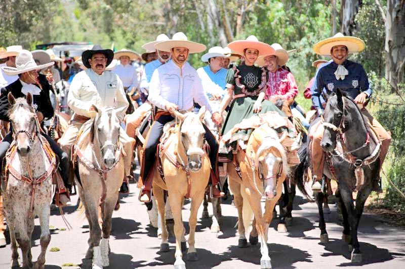 Alejandro Tello, acompañado de su esposa y autoridades de Villanueva ■ FOTO: LA JORNADA ZACATECAS