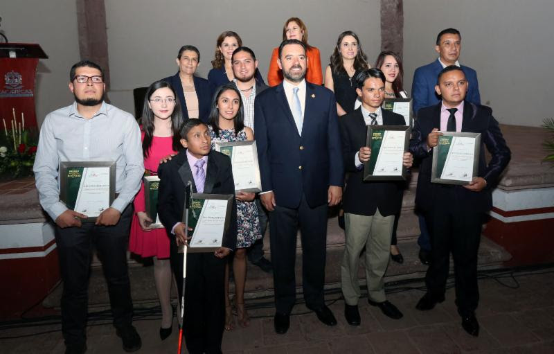 El gobernador del estado y funcionarios durante la premiación de los jóvenes ■ FOTO: LA JORNADA ZACATECAS