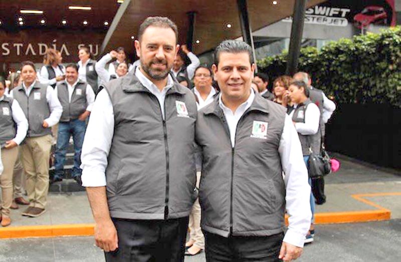 El gobernador Alejandro Tello y su antecesor Miguel Alonso Reyes, quienes participaron en la 22 Asamblea Nacional del PRI celebrada en la Ciudad de México n FOTO: la jornada zacatecas