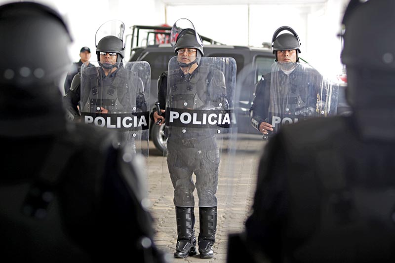 Autoridades municipales y estatales entregaron equipo al personal policiaco ■ FOTOS: LA JORNADA ZACATECAS