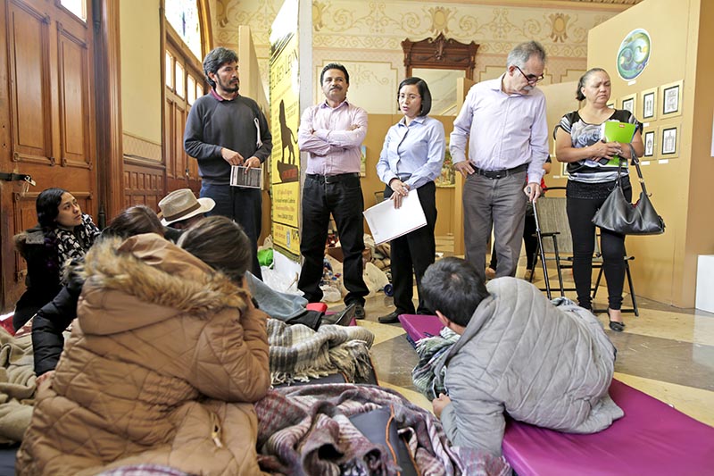 María de la Luz Domínguez Campos visitó a los docentes que realizan la huelga de hambre en el Teatro Fernando Calderón ■ FOTO: ANDRÉS SÁNCHEZ