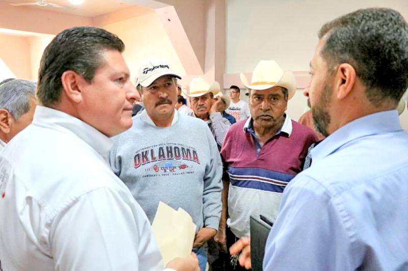 Este domingo, Adolfo Bonilla visitó Villa Hidalgo, donde entregó apoyos a viticultores n foto: la jornada zacatecas