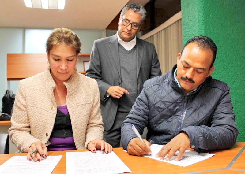 En noviembre de 2016, se firmó un acuerdo que puso fin a huelga en el Cecytez. En la imagen, la directora Herminia López, David Eduardo Rivera y el representante sindical n foto: La Jornada Zacatecas
