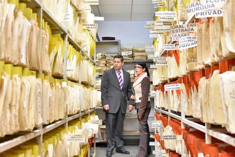 Autoridades recorrieron las áreas de dicha instancia y determinaron reponer y restaurar los libros y documentos deteriorados ■ FOTO: LA JORNADA ZACATECAS