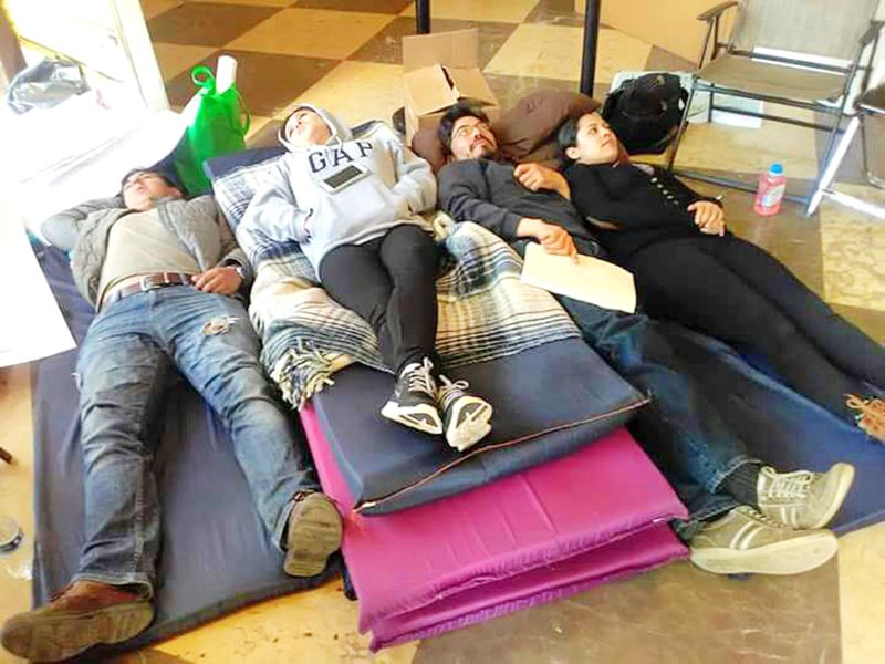 Docentes de la UAZ se mantuvieron siete días en huelga de hambre en el Teatro Fernando Calderón ■ FOTO: MARTÍN CATALÁN