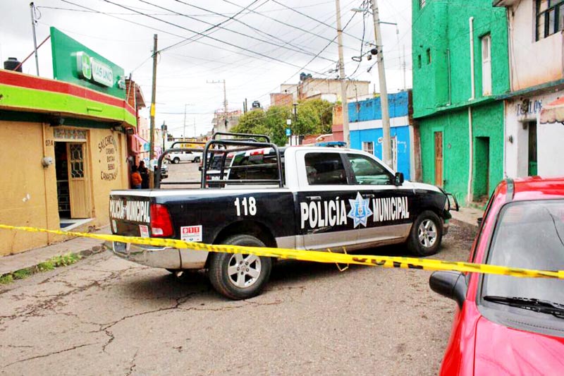 Por el hallazgo de fosas en Valparaíso, agosto se coloca como el mes más violento de 2017. Hasta el pasado lunes, en este mes se habían registrado 84 homicidios dolosos, por encima de los 73 de enero. En la imagen, corporaciones de seguridad resguardan la escena de un reciente homicidio ■ FOTO: SSP DE ZACATECAS