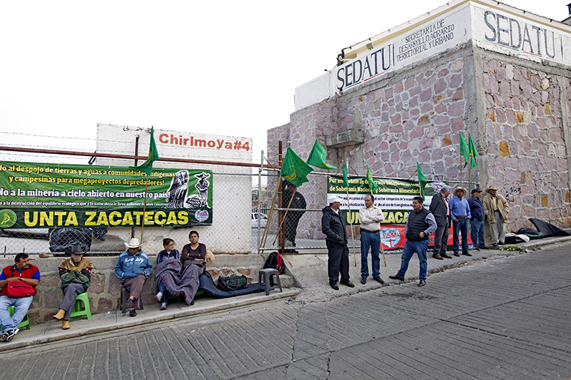 Integrantes de la UNTA desde el 14 de agosto realizan un plantón frente a las oficinas de la delegación de Sedatu n foto: andrés sánchez