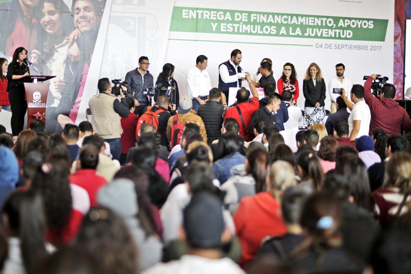 Diversos programas para jóvenes del estado fueron otorgados en un evento realizado en el Palacio de Convenciones n foto: andrés sánchez