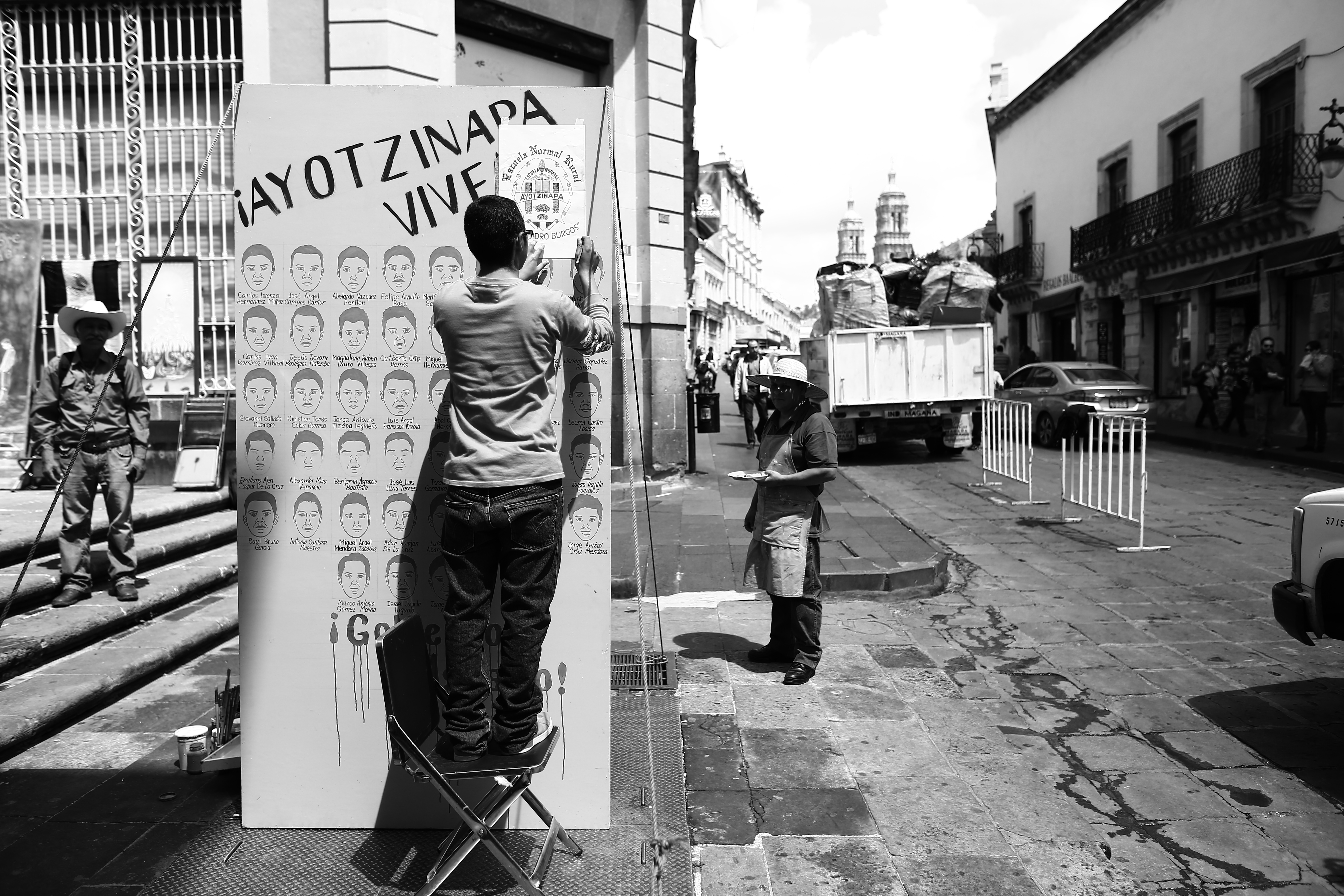 Jóvenes durante la conmemoración del segundo aniversario de Ayotzinapa n foto: andrés sánchez