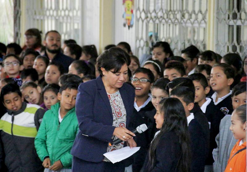 Judit Guerrero encabezó la ceremonia de Honores a la Bandera en la primaria Salvador Varela Reséndiz ■ FOTO: LA JORNADA ZACATECAS