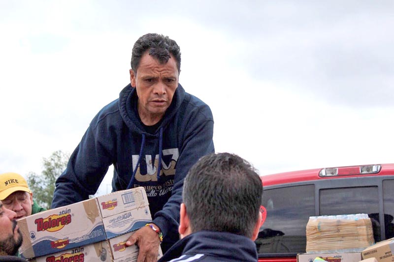 Rafael Rodríguez Espino, secretario general del Stuaz, participó en colecta de ayuda a damnificados de Morelos y Oaxaca n foto: la jornada zacatecas