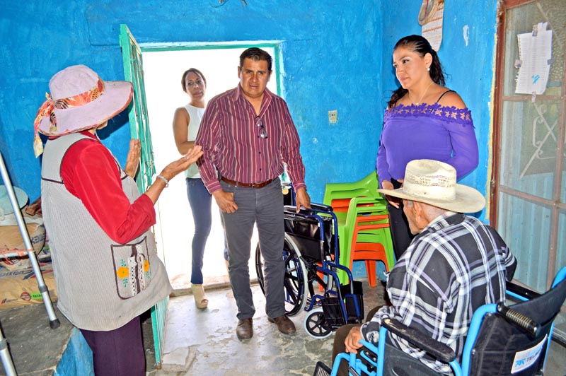 Un adulto mayor recibió una silla de ruedas n foto: la jornada zacatecas
