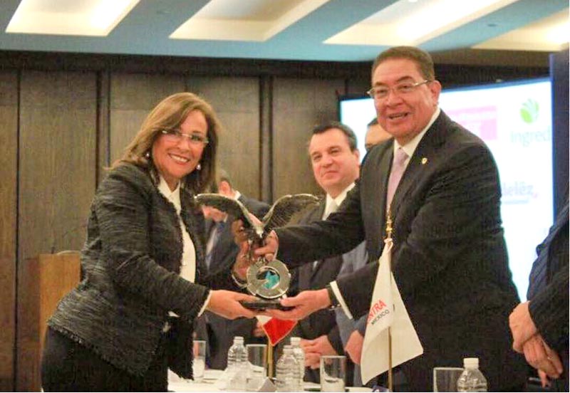 La coordinadora de Morena en la Cámara de Diputados, Rocío Nahle García, recibió el “Premio Águila Canacintra al Mérito Legislativo 2017”, otorgada por la Cámara Nacional de la Industria de la Transformación, que es una organización que aglutina a 50 mil industriales ■ FOTO: LA JORNADA ZACATECAS