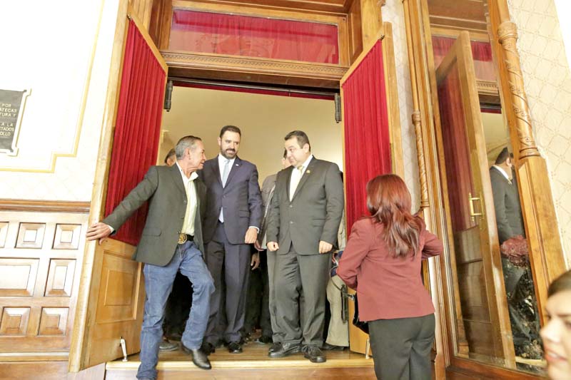 Este miércoles, el gobernador Alejandro Tello asistió al primer informe de labores del Rector de la UAZ, Antonio Guzmán n foto: andrés sánchez