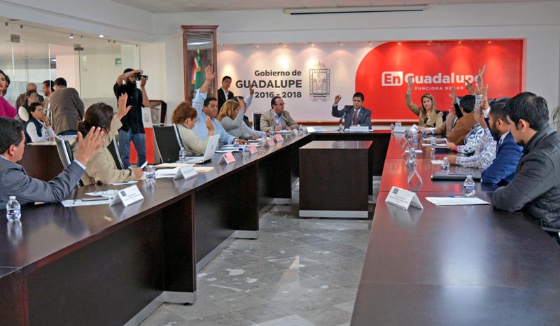 El alcalde Enrique Guadalupe Flores Mendoza presidió la sesión de cabildo n foto: la jornada zacatecas