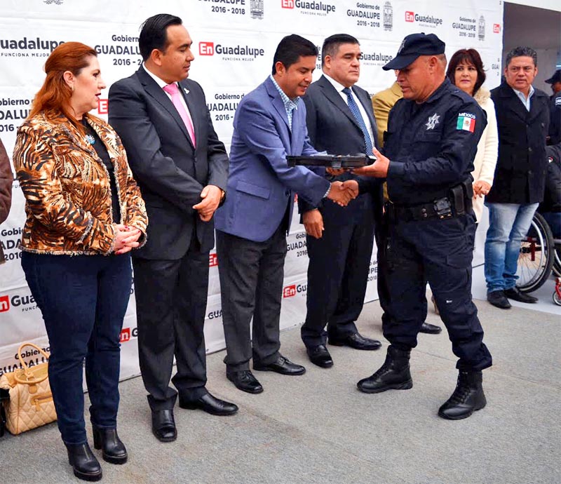 Enrique Guadalupe Flores Mendoza entregó nuevo equipo a los policías municipales ■ FOTO: LA JORNADA ZACATECAS