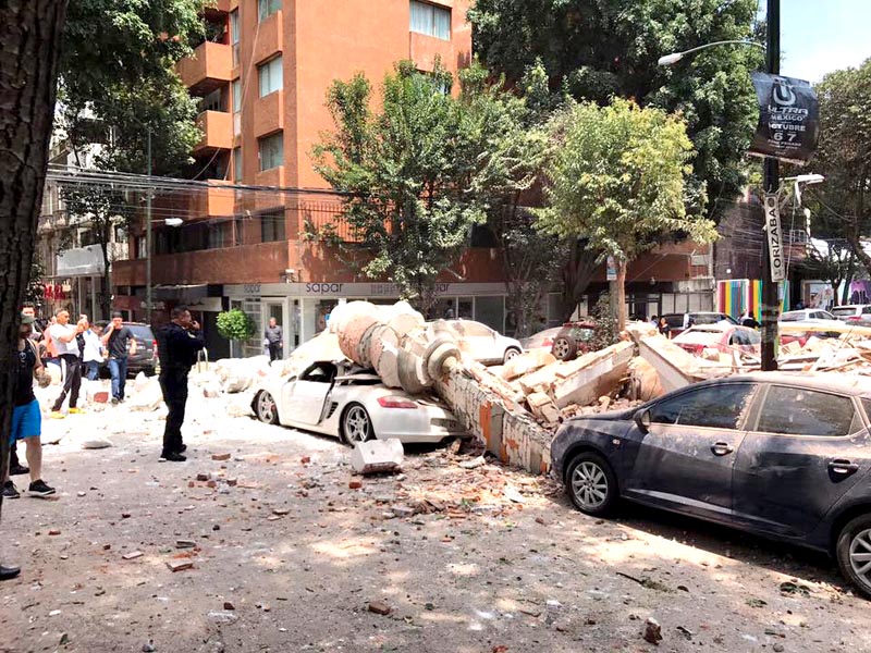 El sismo registrado este 19 de septiembre ha dejado hasta el momento un saldo de 233 personas fallecidas, según la Coordinación Nacional de Protección Civil: 102 en la Ciudad de México, 69 en Morelos, 43 en Puebla, 13 en el Estado de México; 5 en Guerrero y uno en Oaxaca n foto: la jornada