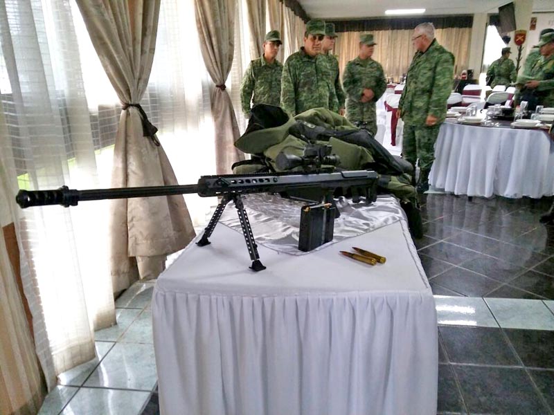 En la 11 Zona Militar, el personal mostró un fusil Barret que se aseguró a un grupo de 10 personas detenido en días pasados en Valparaíso n foto: la jornada zacatecas