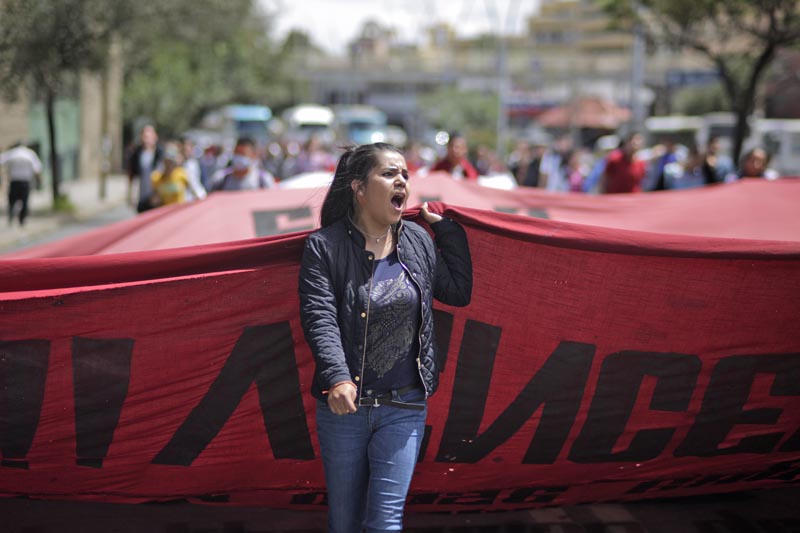 En el marco del tercer aniversario de la desaparición de 43 estudiantes de la Normal Rural de Ayotzinapa, Raúl Isidro Burgos, alumnos de varias instituciones educativas e integrantes de organizaciones estudiantiles realizaron marchas en la capital del estado para exigir que se reabra la carpeta de investigación sobre lo ocurrido el 26 y 27 de septiembre de 2014, pues consideran que “el Estado es el que los tiene” ■ FOTO: ANDRÉS SÁNCHEZ