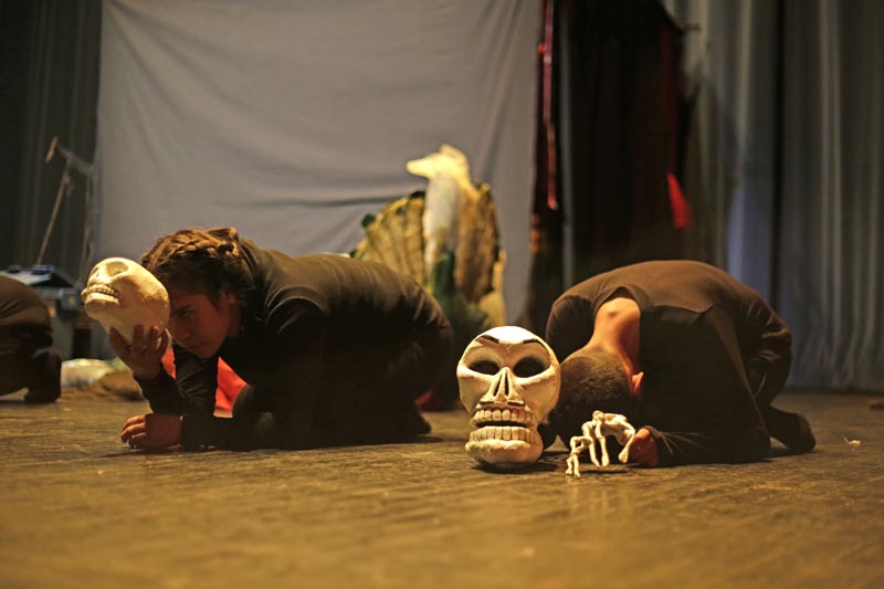 Las marionetas son manipuladas por los actores, quienes se mueven por el escenario enfundados en un traje oscuro