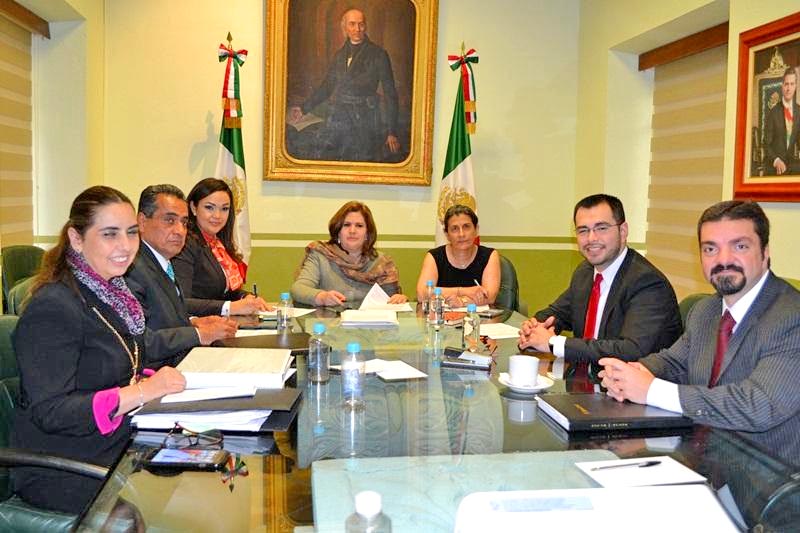 Mesa de negociación entre funcionarios de gobierno y personal del SNTE ■ FOTO: LA JORNADA ZACATECAS