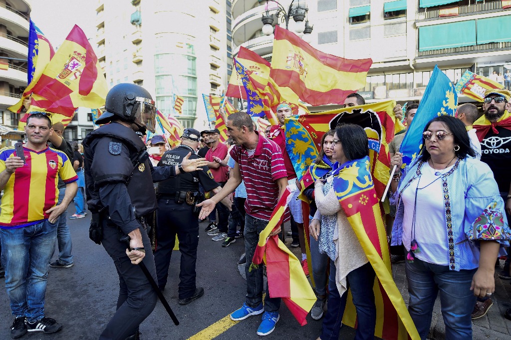 MADRID. El “día D”, como ya lo llaman algunos, llegó finalmente a Cataluña. El Parlamento catalán celebrará este martes una sesión que aspira a ser histórica y en la que, si se cumple la hoja de ruta trazada por el movimiento secesionista, el presidente de la Generalitat, Carles Puigdemont, decretará la independencia unilateral y el nacimiento de la nueva república catalana. En la imagen, la policía intentó dispersar este lunes a manifestantes que apoyan la independencia de Cataluña n FOTO: la jornada