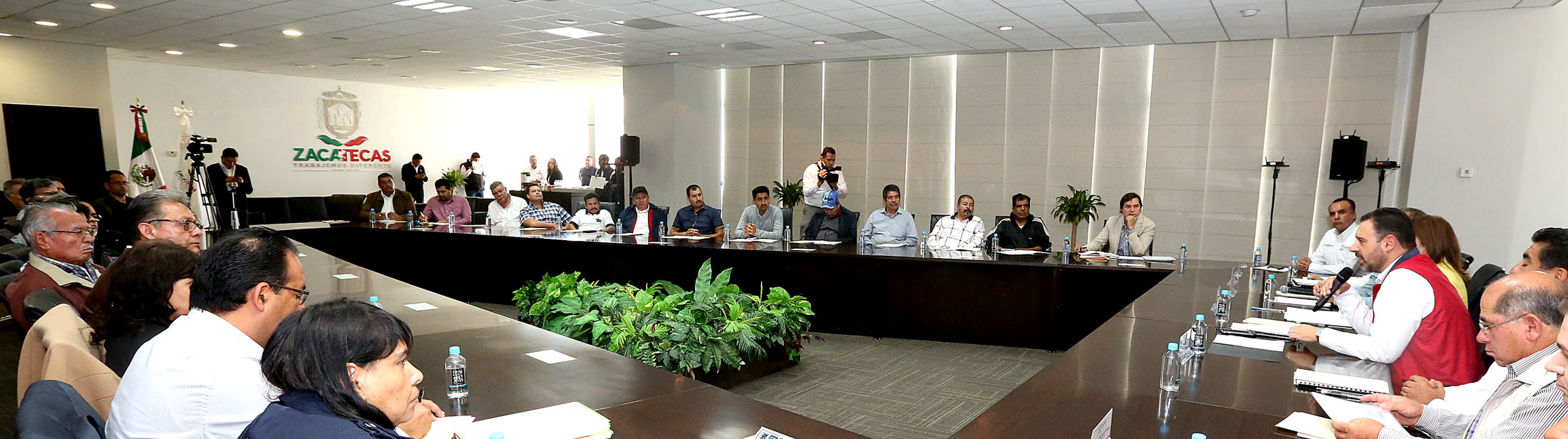 El gobernador Alejandro Tello presidió reunión con transportistas y concesionarios n foto: la jornada zacatecas
