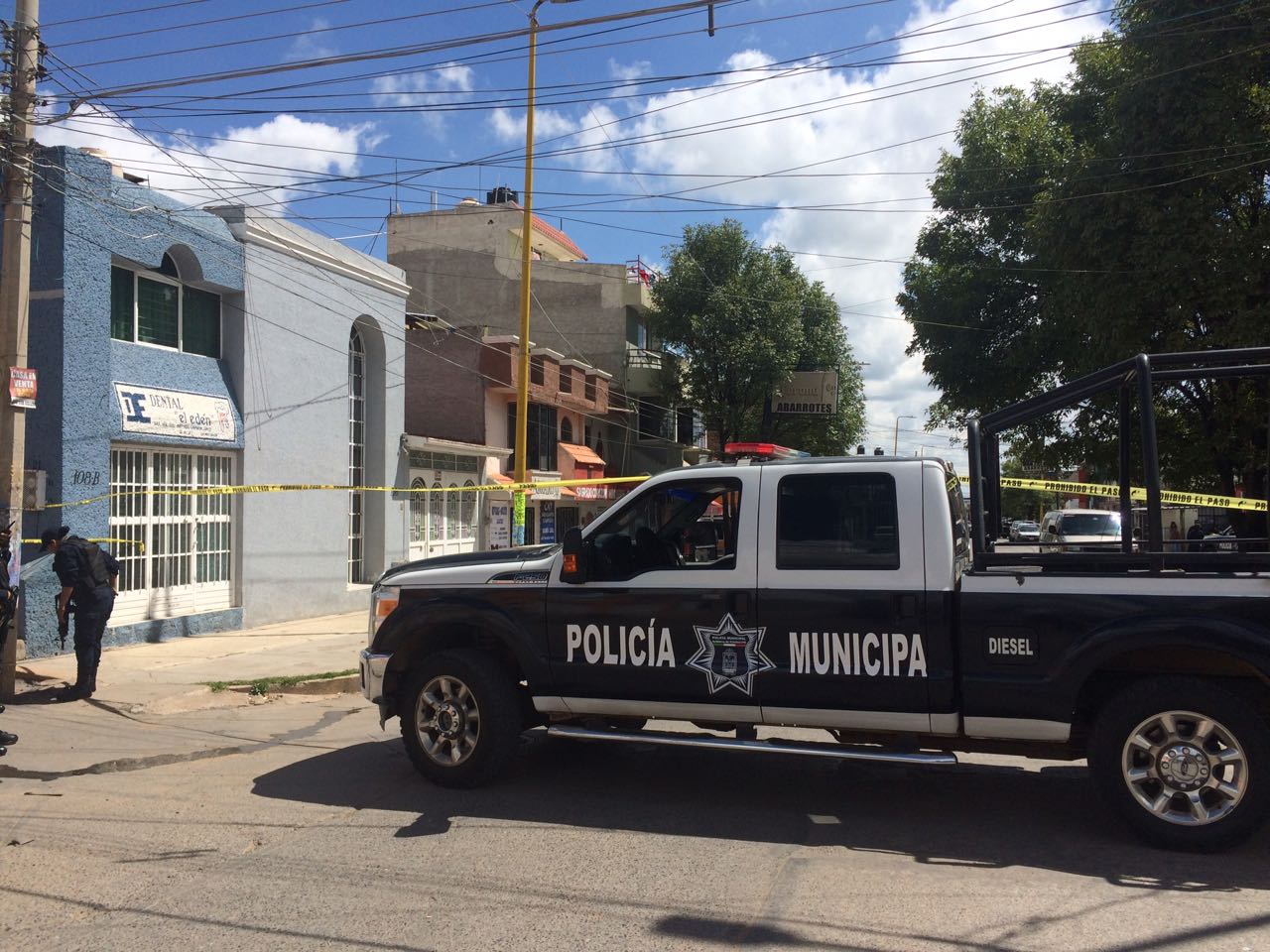 En la imagen, agentes de varias corporaciones resguardan la zona donde fue asesinado un joven de entre 28 y 30 años, en la calle 5 de Mayo, en Guadalupe ■ FOTO: LA JORNADA ZACATECAS