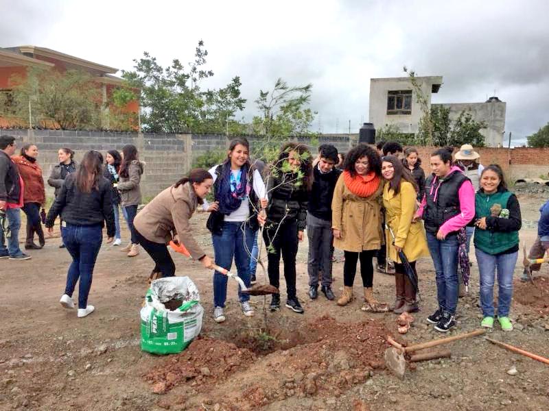 Alumnos de Derecho de la UAZ se sumaron a la plantación de árboles n foto: la jornada zacatecas