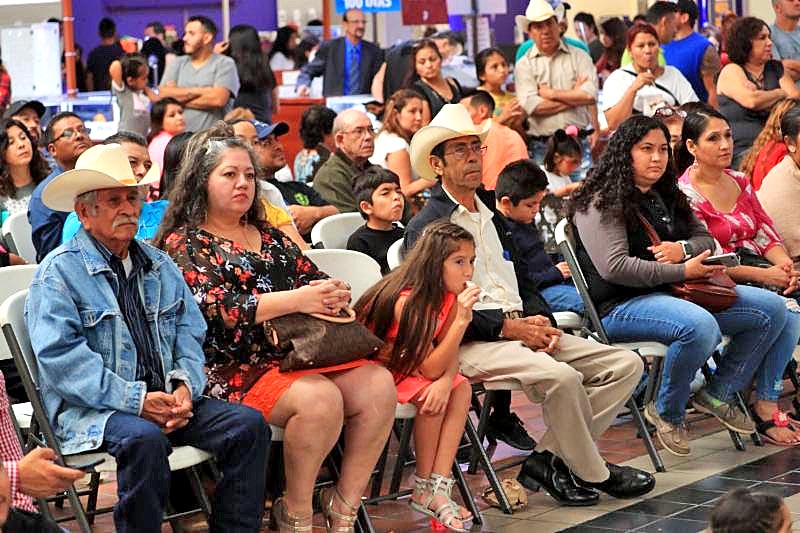 Migrantes zacatecanos radicados en Texas acudieron a las sedes de la Federación de Clubes Zacatecanos y Casa Zacatecas a realizar sus trámites n foto: la jornada zacatecas