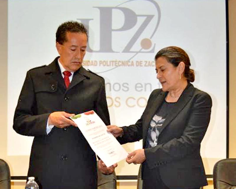 La secretaria de Educación, Gema Mercado, entregó el nombramiento a Catarino Martínez n foto: la jornada zacatecas