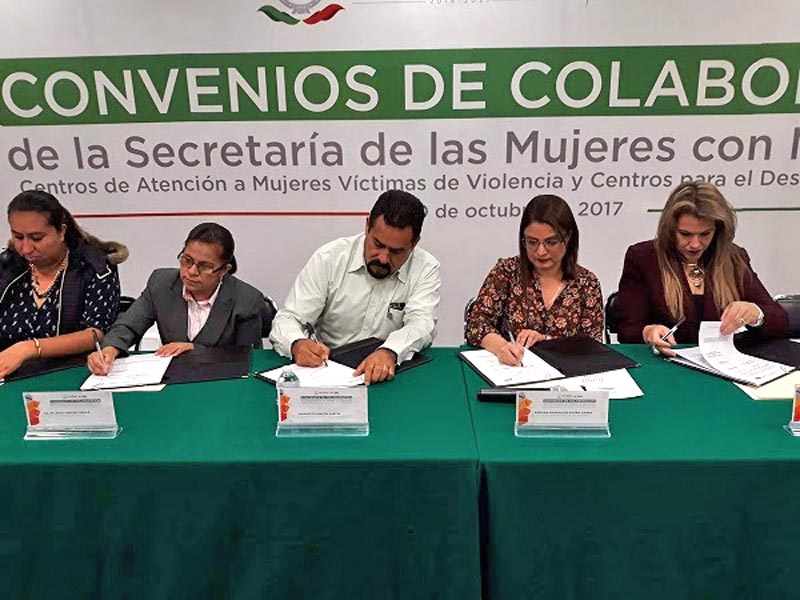 Autoridades durante la firma del convenio ■ FOTO: LA JORNADA ZACATECAS